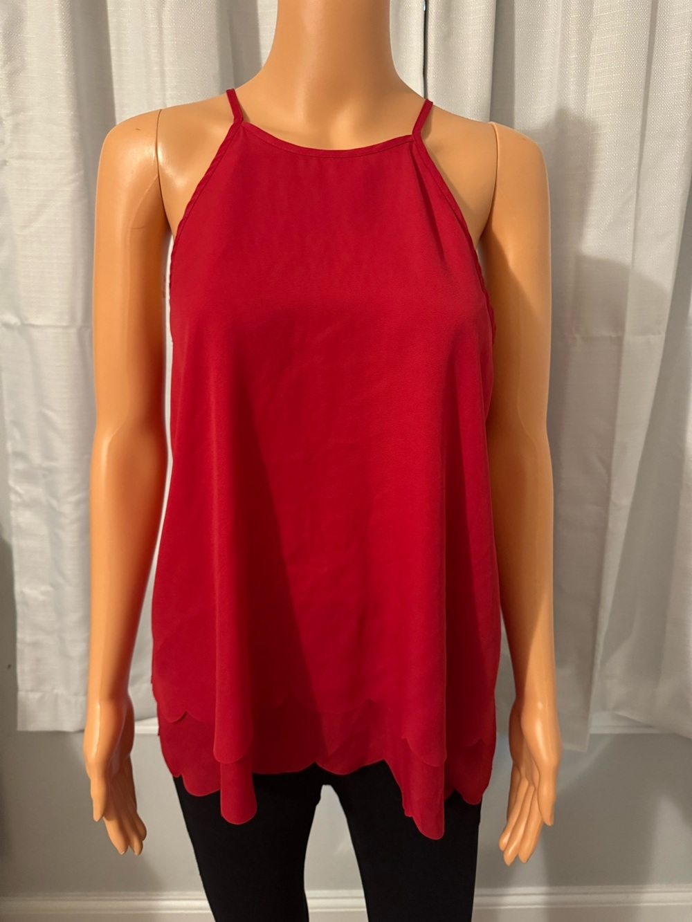 Pretty Emmelee size M true red scallop edge sleeveless blouse tank like new